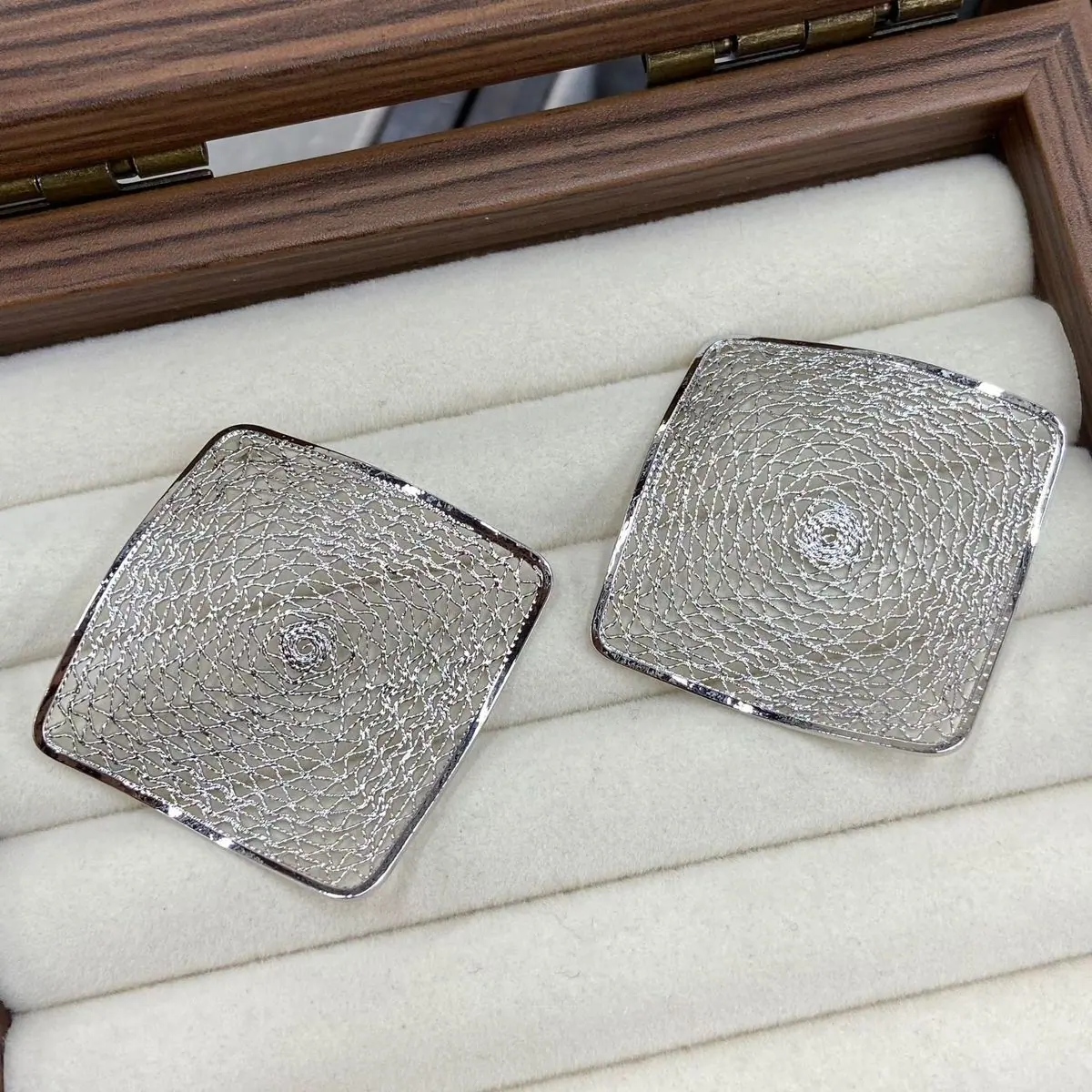 Two-Tone Wide Mesh Square Earrings (shot-3)