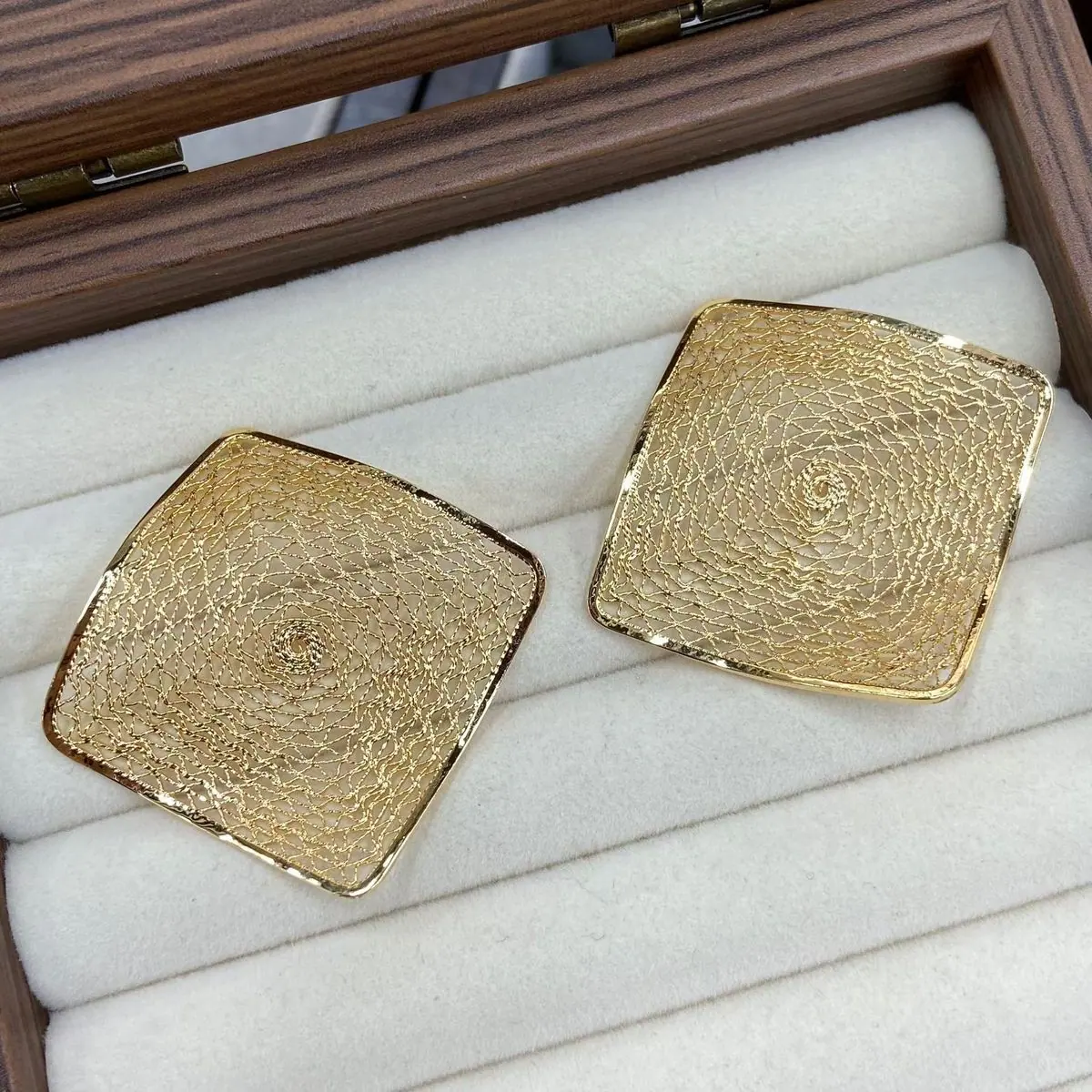 Two-Tone Wide Mesh Square Earrings (shot-4)
